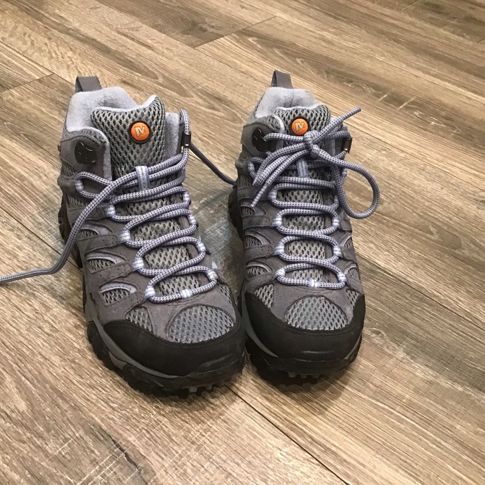 Women's MERRELL Moab 2 Waterproof hiking shoes like new size 5
